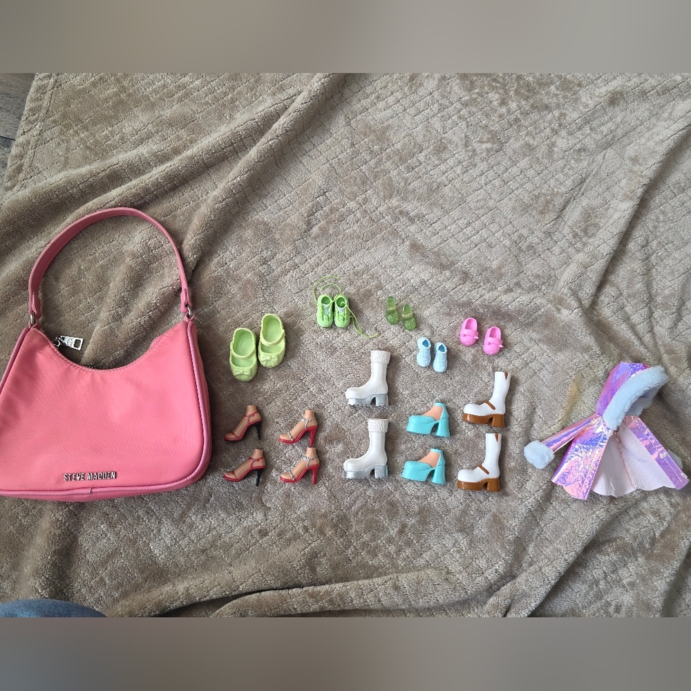 Pink Steve Madden Shoulder Bag with Assorted Doll‎ Shoes and Outfit Bratz Shoes